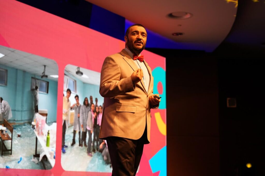 Eğitim, sivil toplum, iş ve sanat dünyasından davetlilerin katıldığı geceyi tasarımcı, sanatçı, eğitmen Bager Akbay ve Hayal Gücü Merkezi gençleri birlikte sundu. Gecede konuşma yapan Hayal Gücü Merkezi Yönetim Kurulu Başkanı Emre Alettin Keskin ödül töreni heyecanını paylaştı. “Çocuğun merakı yoksa eğitimde öğrenme de yok…