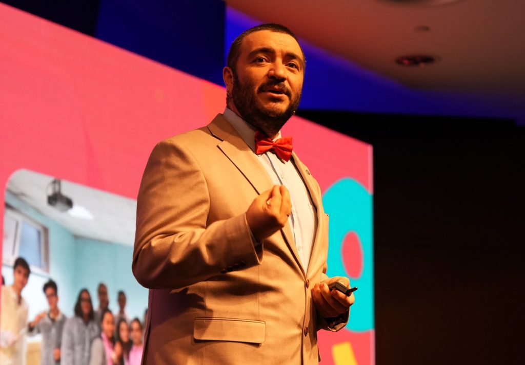 “Hayallerimiz olmadan bir geleceği şekillendirmek mümkün değil,” diyor Hayal Gücü Merkezi kurucusu Emre Alettin Keskin. Eğitim anlayışını çocukların ve gençlerin hayal gücü ve merakları üzerine inşa eden Keskin, öğretmenlik kariyerinde unutulmaz bir yolculuğa imza atmaya başarmış.