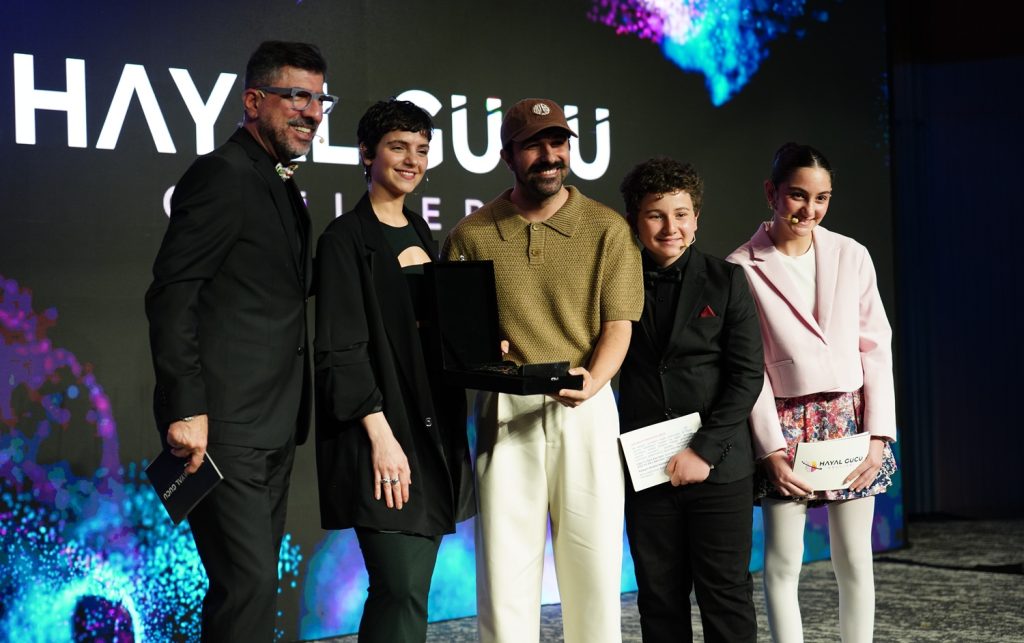 Merak ve beceriyle üretilmiş, hayal gücünden ilham alan kişi, kurum ve eserlerin görünürlüğünü artırmak ve desteklenmesini sağlamak amacıyla düzenlenen Hayal Gücü Ödülleri, Akbank ana sponsorluğunda, 15 Mart 2025 akşamı Sabancı Center’da üçüncü kez görkemli bir ödül töreniyle gerçekleşti.