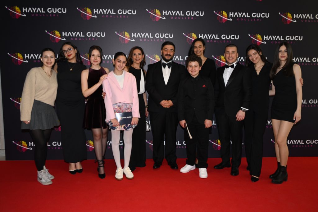 Çocuklar çoğu zaman projelerin hedef kitlesi olarak görülür, ancak karar süreçlerine dahil edilmez. Oysa hayal gücünün en saf ve sınır tanımayan hali çocuklarda ortaya çıkar. Hayal Gücü Ödülleri’nin en özgün yönlerinden biri, çocukların bu sürecin aktif bir parçası olmasıdır.